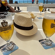 060 Op de terug weg een biertje gedronken langs de kust